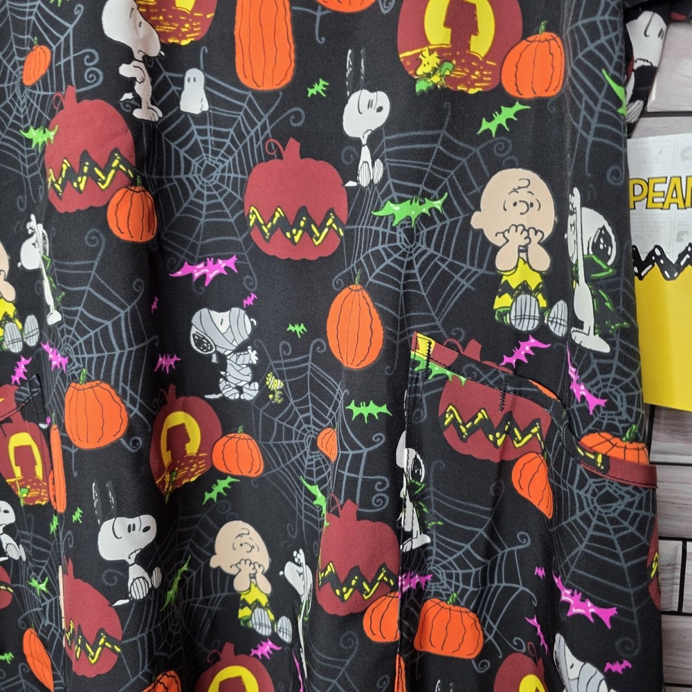 New PEANUTS Women's 2XL Halloween Charlie Brown Snoopy‎ Short Sleeve Scrub Top - Picture 2 of 9